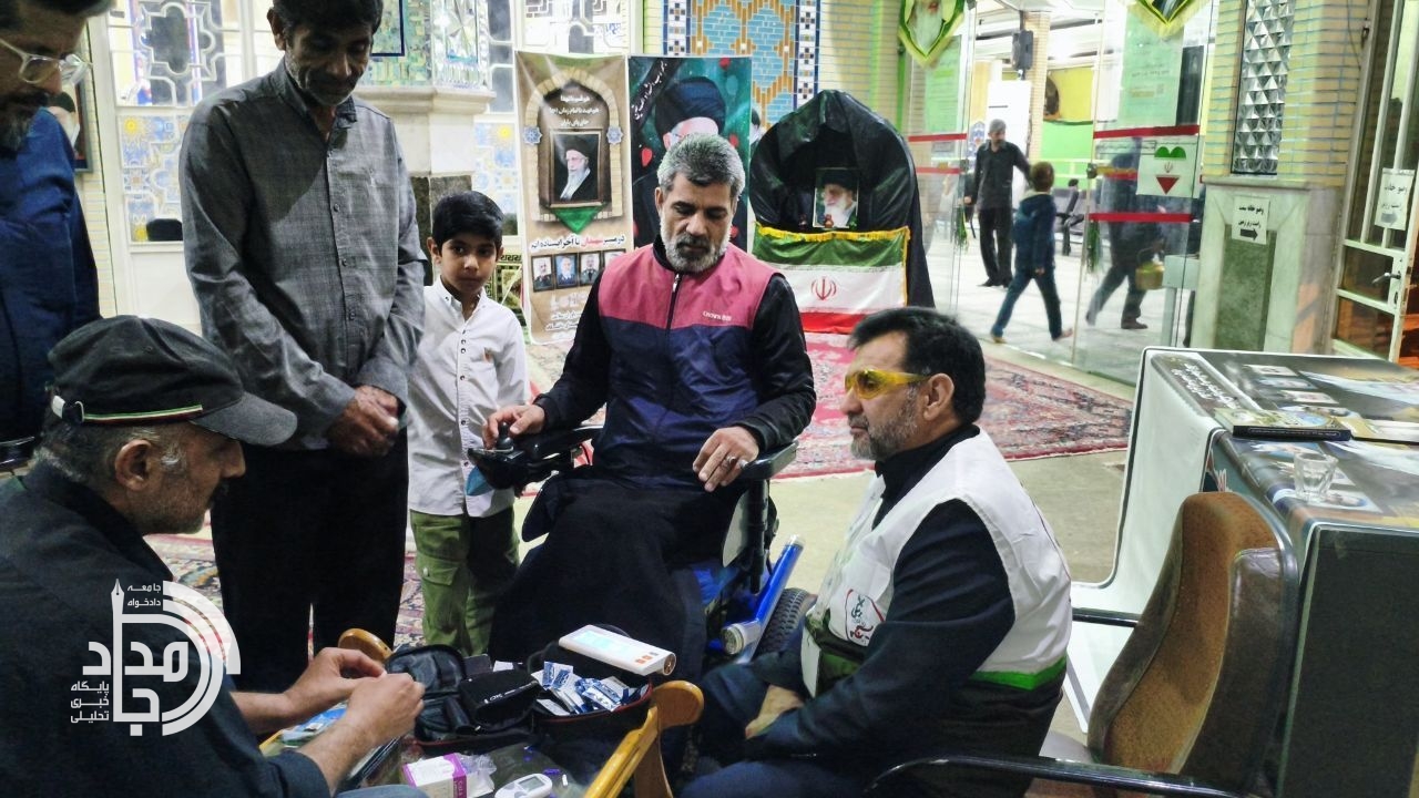 برپایی میزهای خدمت جهادی سلامت در مساجد زاهدان با مشارکت پزشکان بسیجی