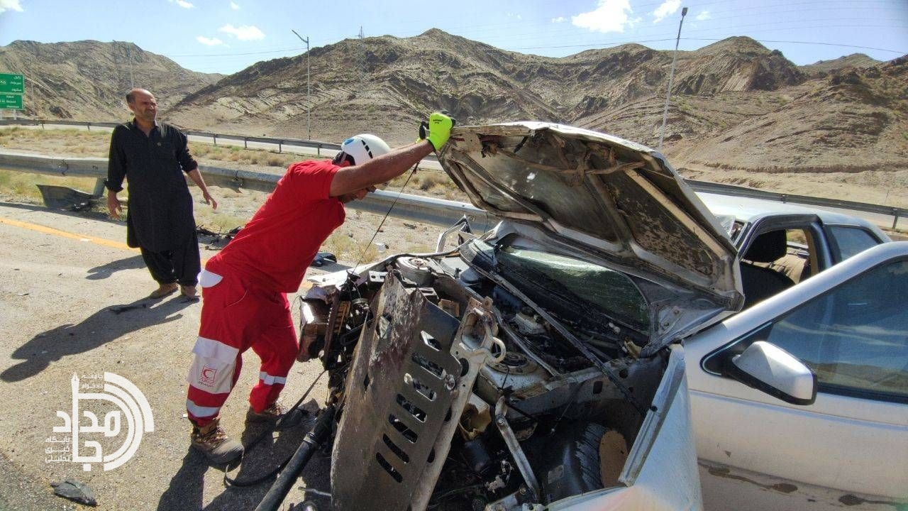امدادرسانی هلال‌احمر به دو مصدوم حادثه رانندگی در محور زاهدان ـ زابل